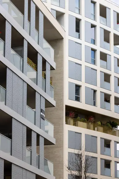 Montpellier, Occitanie, Fransa 'da balkon ve panjurlarla çağdaş mimari tasarım sergileyen modern konut binaları