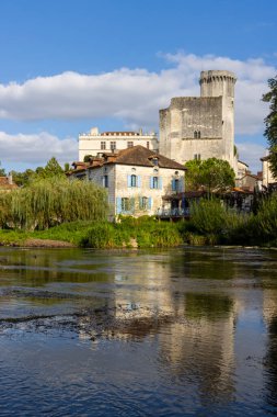 Bourdeilles Kalesi 'nin manzarası Dordogne, Nouvelle Aquitaine, Fransa' daki Dronne Nehri 'nin sakin sularını yansıtıyor.