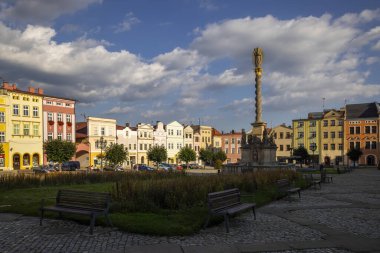 Çek Cumhuriyeti 'nin Broumov şehrinin ana meydanı Mirove namesti' nin merkezinde, renkli tarihi binalarla çevrili Barok Marian veba kolonu dimdik ayakta duruyor.