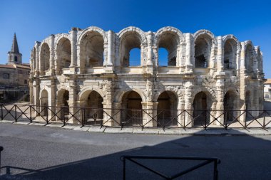 Arles Amfitiyatrosu, Fransa 'nın Arles kentinde bulunan ve kemerlerini ve antik mimarisini sergileyen bir Roma amfitiyatrosu.