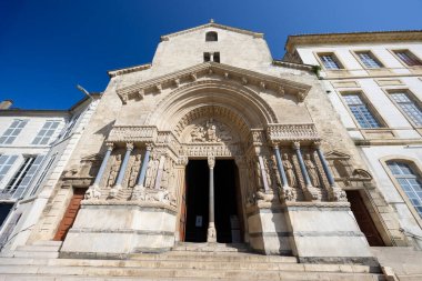 Place de la Republique, Arles, Fransa 'daki Saint Trophime Kilisesi cephesine geniş açılı bir bakış açısı.