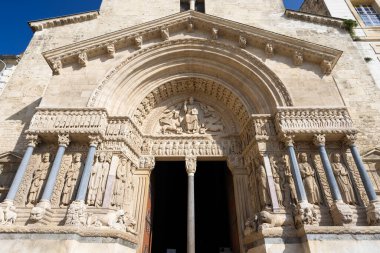 Fransa 'nın Arles kentindeki Aziz Trophime Kilisesi' nin ayrıntılı oyma ve heykellerinin yer aldığı Roma portalı, bölgenin zengin tarihi ve sanatını vurguluyor.