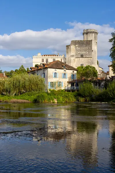 Bourdeilles Kalesi 'nin manzarası Dordogne, Nouvelle Aquitaine, Fransa' daki Dronne Nehri 'nin sakin sularını yansıtıyor.
