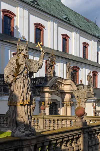 Çek Cumhuriyeti 'nin Broumov kentindeki Broumov Manastırı önünde altın haç taşıyan taş heykel