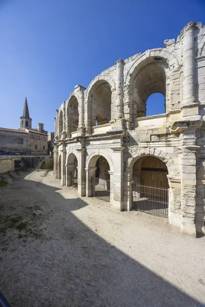 Arles, Fransa 'daki Roma amfitiyatrosu güneşli bir günde kemerleri ve antik mimariyi gösteriyor.