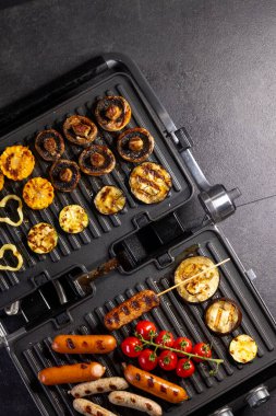 Izgara sosis, mantar, domates, kabak, mısır ve patlıcan.