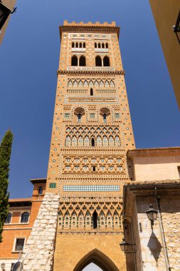 El Salvador Kulesi, Plaza Perez Prado, Teruel, Aragon, İspanya 'da bulunan bir mudejar tarzı kule. Karmaşık tuğlalar ve renkli seramik detaylar sergileniyor.