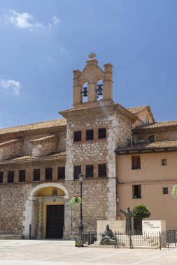 San Pedro Kilisesi, Mudejar çan kulesi ve Calle Santa Teresa de Jesus 'daki Teruel Piskoposu Polanco anıtı.