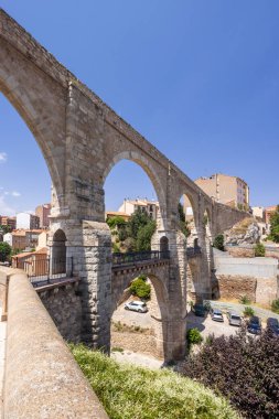 Los Arcos Aqueduct, Teruel, İspanya 'nın tarihi simgesi, güneşli bir yaz gününde dimdik ayakta duruyor.