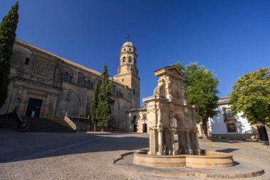Baeza, Jaen, Endülüs, İspanya 'daki çeşmesi ve katedrali ile Rönesans tarzı Santa Maria Meydanı