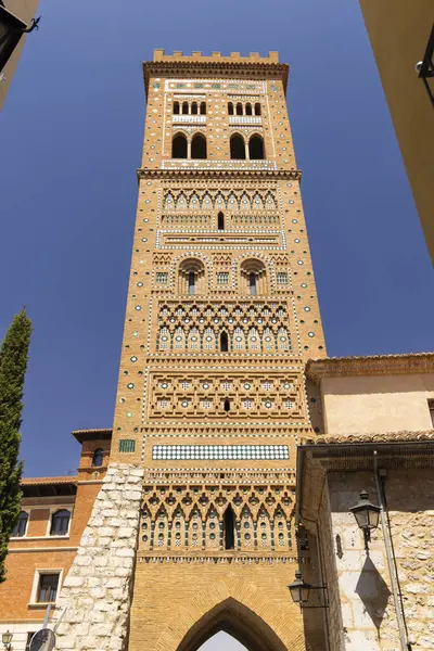 El Salvador Kulesi, Plaza Perez Prado, Teruel, Aragon, İspanya 'da bulunan bir mudejar tarzı kule. Karmaşık tuğlalar ve renkli seramik detaylar sergileniyor.