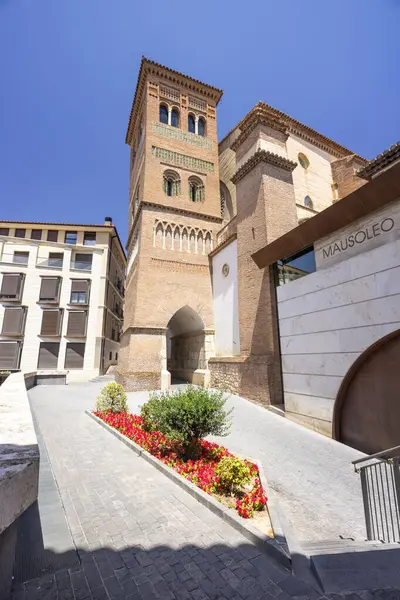 San Pedro Kilisesi ve İspanya 'nın Teruel kentindeki Aşıklar Anıtmezarı Plaza de los Amantes' te mudejar mimarisi sergilenmektedir.