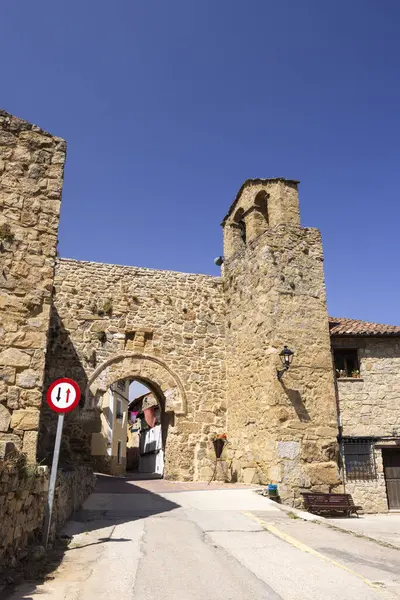 Canete, Cuenca, Castille La Mancha 'daki taş kemer ve çan kulesi bu İspanyol kasabasının manzarasını oluşturuyor.