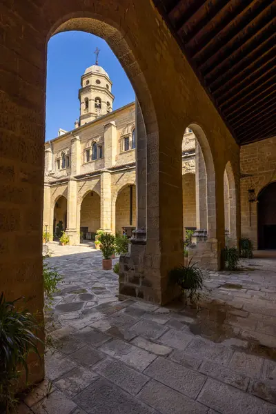 Baeza Katedrali 'nin çan kulesi Santa Maria Plaza, Endülüs, İspanya' daki manastır kemerlerinin üzerinde yükselir.