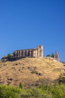 Aracena, Endülüs, İspanya 'da güneşli bir yaz gününde ortaçağ şatosu tepenin ve çevrenin hakimi.