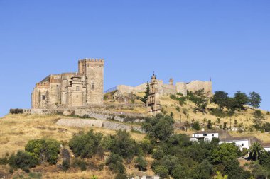 Aracena Kalesi, Aracena, Huelva, Endülüs, İspanya 'da canlı mavi bir gökyüzünün altında dimdik duruyordu.
