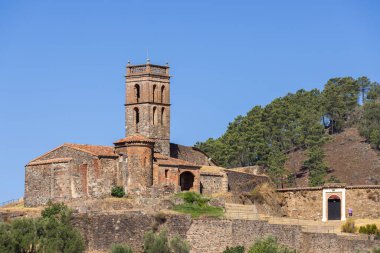 Antik Mezquita de Almonaster la Real Endülüs 'teki Huelva manzarasına hakim, açık mavi bir gökyüzü altında.