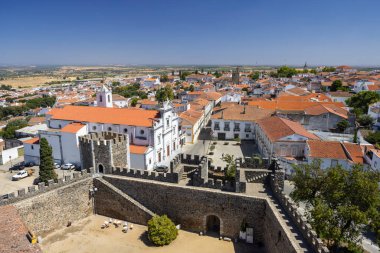 Portekiz 'in Alentejo kentindeki Beja şehrinin panoramik manzarası, tarihi şato, Santo Amaro Kilisesi, geleneksel mimari ve çevre manzarayı kapsar.