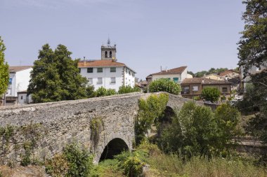 Arenas de San Pedro, Avila, İspanya 'daki eski taş köprü. Arka planda bir kilise kulesi var.