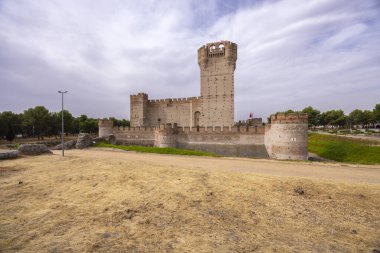 Medina del Campo, Valladolid, Castilla ve Leon İspanya 'daki etkileyici ortaçağ kalesi zengin tarihi ve mimari ihtişamını gözler önüne seriyor.