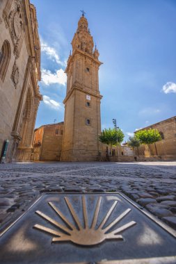Santo Domingo de la Calzada Katedrali İspanya 'nın La Rioja kentindeki Camino de Santiago kabuk sembolüyle işaretlenmiş bir meydanın üzerinde görkemli bir şekilde yükselir.