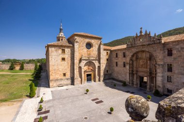 San Millan de la Cogolla 'daki Suso Manastırı, İspanya' nın La Rioja kentindeki UNESCO Dünya Mirası adlı güzel avlusunu sergiliyor.