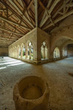 La Romieu, Occitanie, Gers, Fransa 'daki Saint Pierre Koleji Kilisesi' nin aydınlatma manastırı ve taş yazı tipi.