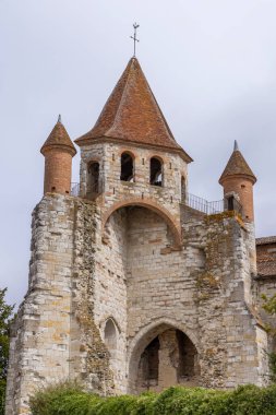 Occitanie 'de konik çatılı antik taş kule
