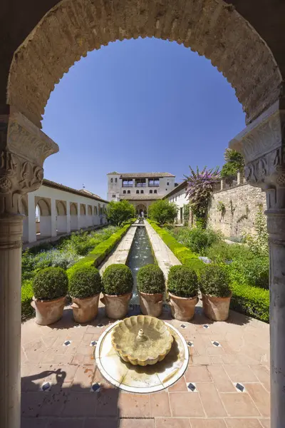Merkezi çeşmeli süs bahçesi ve Generalife Sarayı, Alhambra, Granada, Endülüs, İspanya 'da bir Fas kemerinden görünen uzun bir su kanalı.