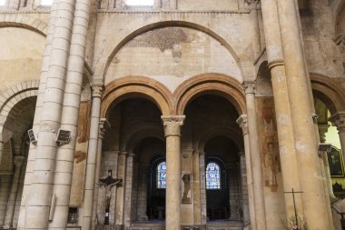 Poitiers Katedrali 'nin iç manzarası, Poitiers, Fransa' da bulunan bir Roma Katolik kilisesi, kemerleri, kolonları ve vitray pencereleri gösteriyor.