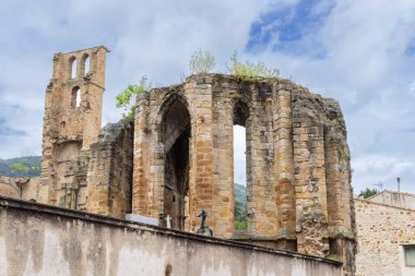 Alet les Bains, Fransa 'daki Benedictine Manastırı' nın kalıntıları sekizgen kubbesini ve çan kulesini gösteriyor.
