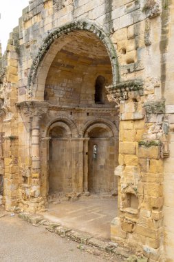 Alet les Bains, Fransa 'daki Benedictine Manastırı' nın kalıntıları sekizgen kubbesini ve çan kulesini gösteriyor.
