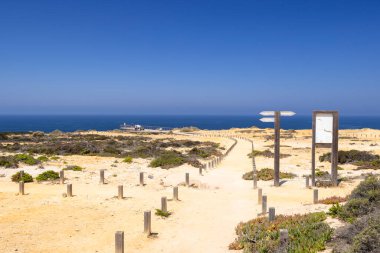 Zambujeira do Mar, Odemira, Portekiz 'deki Atlantik Okyanusu üzerinde bir izleme platformuna giden yol.