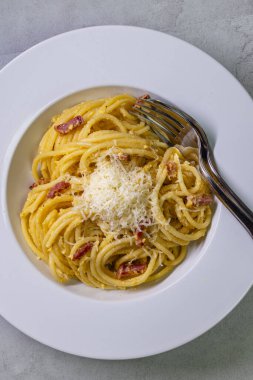 Carbonara soslu spagettiyi yakın.