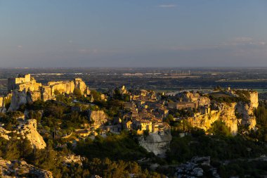 Ortaçağ şatosu ve köyü, Les Baux-de-Provence, Alpilles dağları, Provence, Fransa