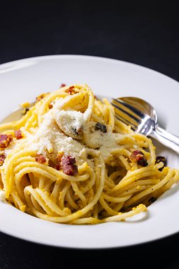 Carbonara soslu spagettiyi yakın.