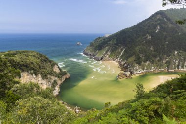 Pesues, Cantabria, İspanya yakınlarında Playa del Sable ile tipik manzara