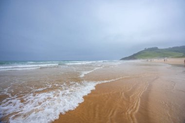 Ribadesella (Ribeseya), Asturias, İspanya yakınlarındaki deniz üzerindeki kayalıkları ile tipik manzara