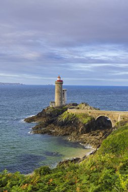 Plouzane, Finistere, Brittany, Fransa 'daki Atlantik Okyanusu manzaralı Fort du Minou deniz feneri manzarası