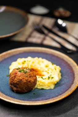 Tipik Çek mutfağı domuz köftesi ve patates püresi.