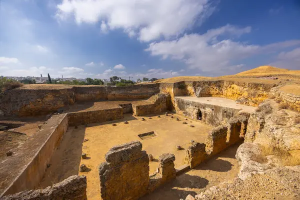 Carmona, Seville, Endülüs, İspanya 'da yer alan ve mezarları ve mezarları bulunan antik bir mezarlık alanı olan Carmona' nın Roma Mezarlığını keşfeden turistler