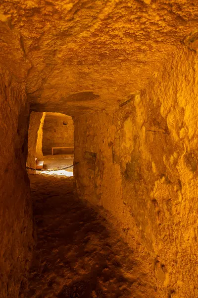 Kubbenin tepesinden içeri giren güneş ışığı Carmona, Seville, Endülüs, İspanya 'daki bir tholos mezarının içini aydınlatır.