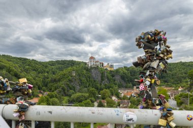 Çek Cumhuriyeti 'nin arka planında Vranov nad Dyji Chateau ile köprüdeki aşk kilitleri