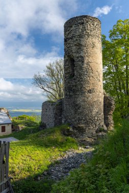 Kostomlaty Kalesi 'nin eski taş kulesi, Çek Cumhuriyeti' nin Ustecky Kraj kentindeki manzaraya bakan harabeler.