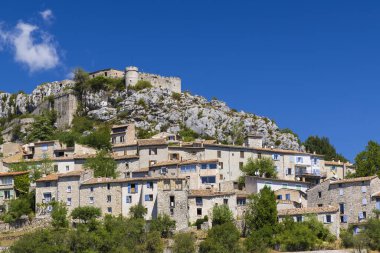 Fransa 'nın Provence kentindeki kayalık kayalıklarda kalesiyle ortaçağ köyü Trigance' ı oluşturan bir grup ev.