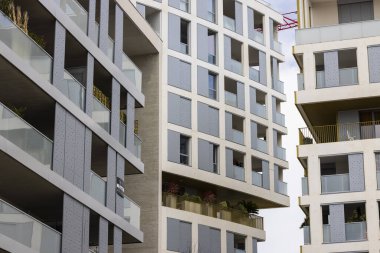 Balkonları, panjurları ve bitkileri olan modern apartmanlar Montpellier, Fransa 'da çağdaş şehir mimarisini sergiliyor.