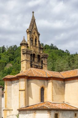 Fransa 'nın Ariege şehrinde Seix kilisesinin çan kulesi yükseliyor.