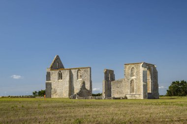 Fransa 'nın Charente Denizcilik bölgesindeki Ile de Re' de bulunan bir manastır olan Notre Dame de Re Manastırı 'nın tarihi kalıntılarının manzarası.