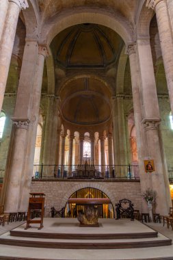 Fransa 'nın Poitiers kentindeki Sainte Radegonde Kilisesi' nin iç kesiminin geniş açılı görüntüsü sunağı, sütunları ve kubbeyi gösteriyor.