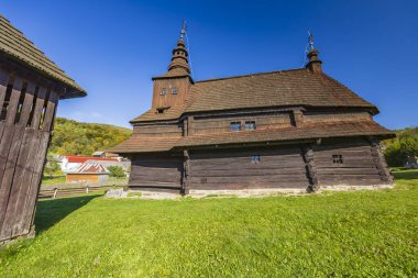 Slovakya 'nın Rusky Potok kentindeki geleneksel ahşap kilise, karmaşık mimari ve kültür mirasının korunmasını sergiliyor.